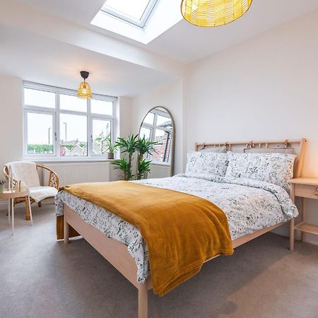 Nature Inspired Bungalow With 3 Rooms - 10 Mins From Manchester Airport Timperley Zewnętrze zdjęcie
